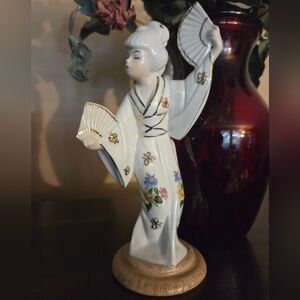 Elegant Porcelain Geisha Figurine With Fans